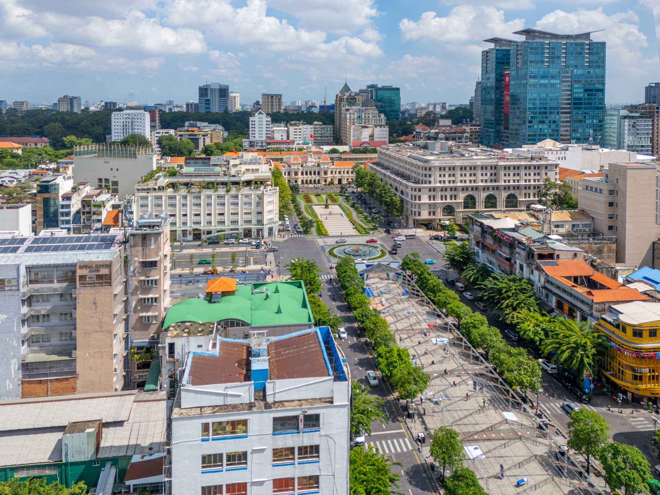 Sunwah Tower Nguyễn Huệ là tòa nhà văn phòng hạng A tọa lạc tại 115 Nguyễn Huệ, Phường Bến Nghé, Quận 1. Sunwah Tower Nguyen Hue is a Grade A office building located at 115 Nguyen Hue, Ben Nghe Ward, District 1 Office for lease